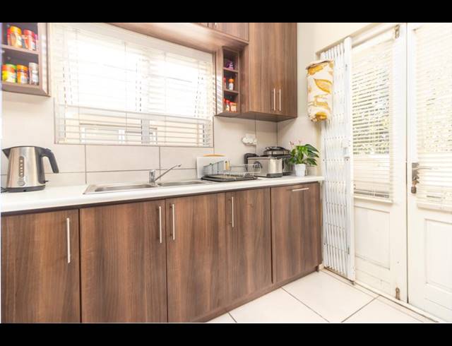3 BEDROOM TOWNHOUSE SOLD IN BURGUNDY ESTATE